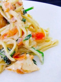 Una foto de Pasta alfredo con espinacas