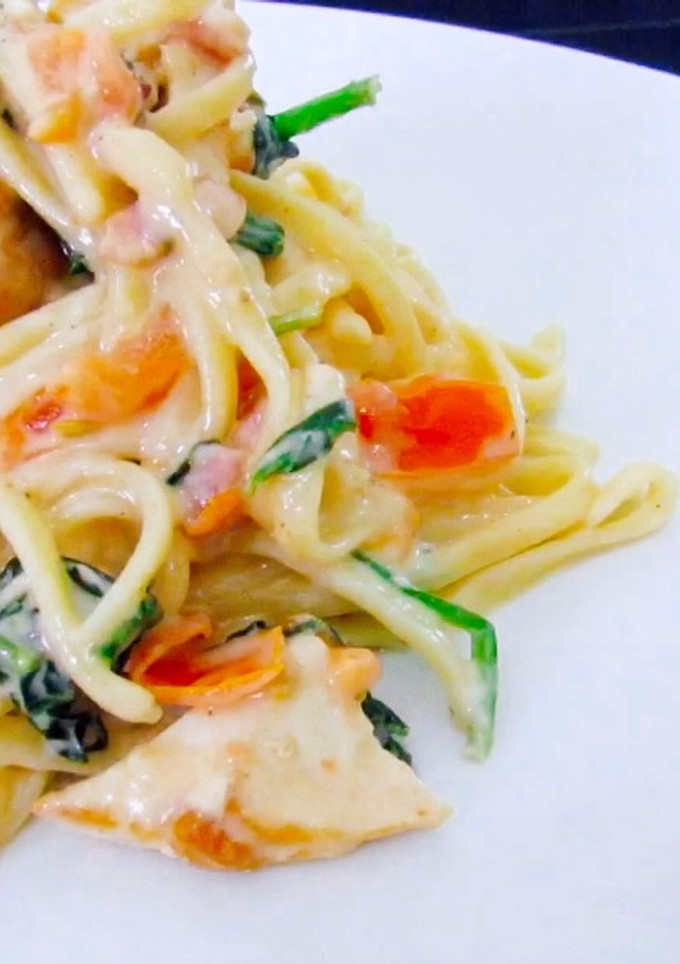 Una foto de Pasta alfredo con espinacas