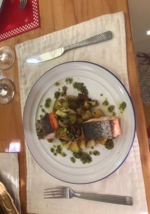 Una foto de Salmón en salsa de albahaca