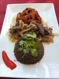 Quinoa con calamares, res encebollado, habichuelas con verduras