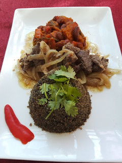 Una foto de Quinoa con calamares, res encebollado, habichuelas con verduras