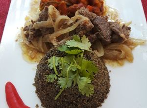 Una foto de Quinoa con calamares, res encebollado, habichuelas con verduras