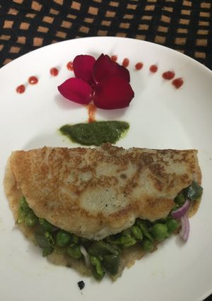 A picture of Peas stuffed oats cheela.