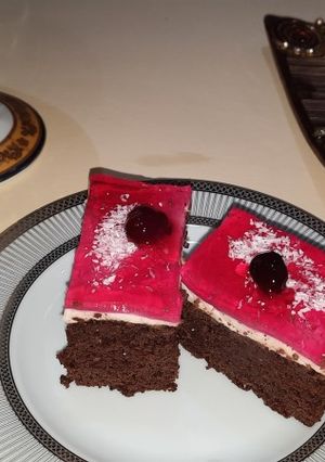عکسی از دستور کیک شکلاتی ژله ای