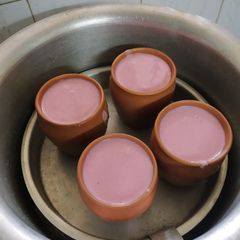 A picture of Strawberry flavour mishto doi.