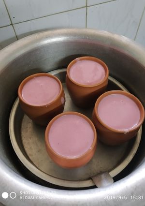 A picture of Strawberry flavour mishto doi.