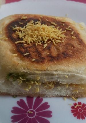 A picture of Kacchi Dabeli.