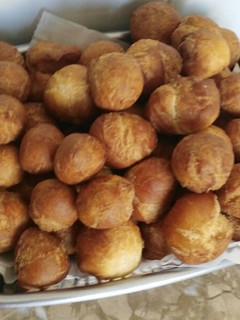 Una foto de Bolitas de harina con coco rallado