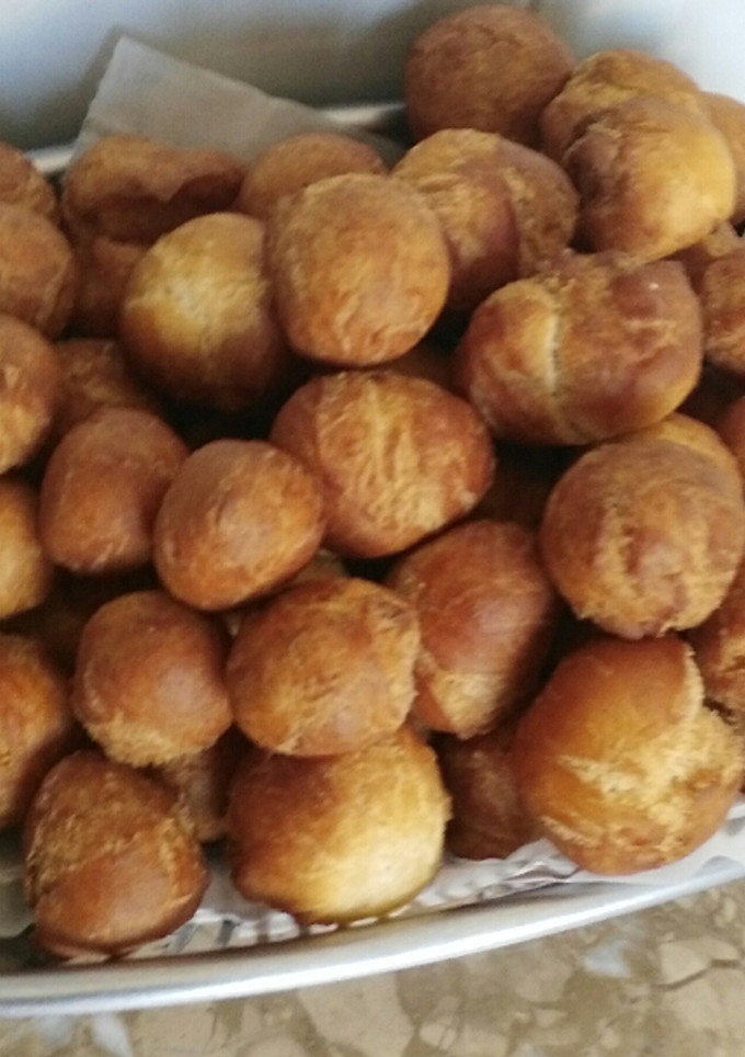 Una foto de Bolitas de harina con coco rallado
