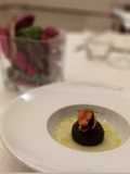 Tuorlo d'uovo in crosta al nero con topinambur e cozze