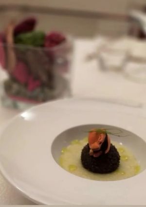 Foto di Tuorlo d'uovo in crosta al nero con topinambur e cozze