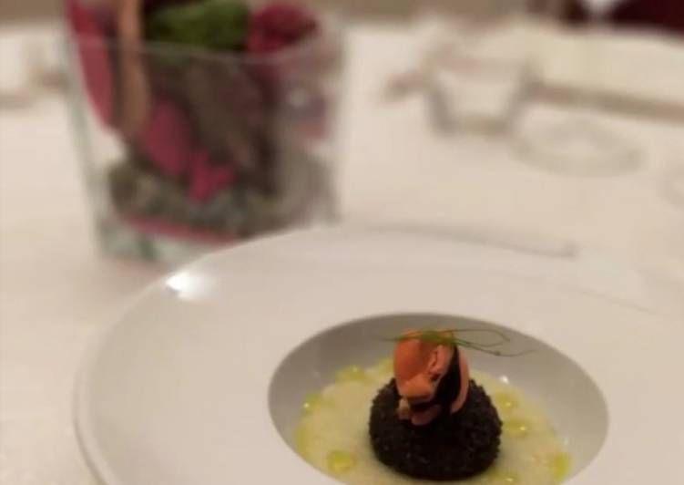 Tuorlo d&#39;uovo in crosta al nero con topinambur e cozze