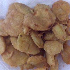 A picture of Aloo k Pakoray.