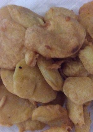 A picture of Aloo k Pakoray.