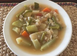 Una foto de Sopa de verduras estilo italiano (minestrone)