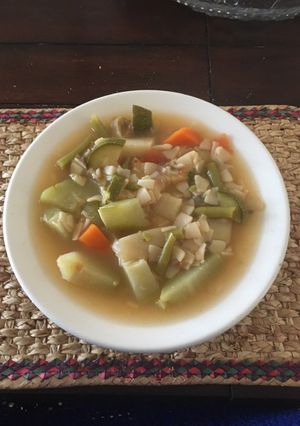 Una foto de Sopa de verduras estilo italiano (minestrone)