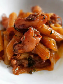 Una foto de Pasta con chipirones encebollados