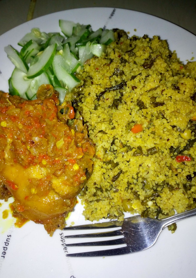 A picture of Dambun couscous with chicken source.
