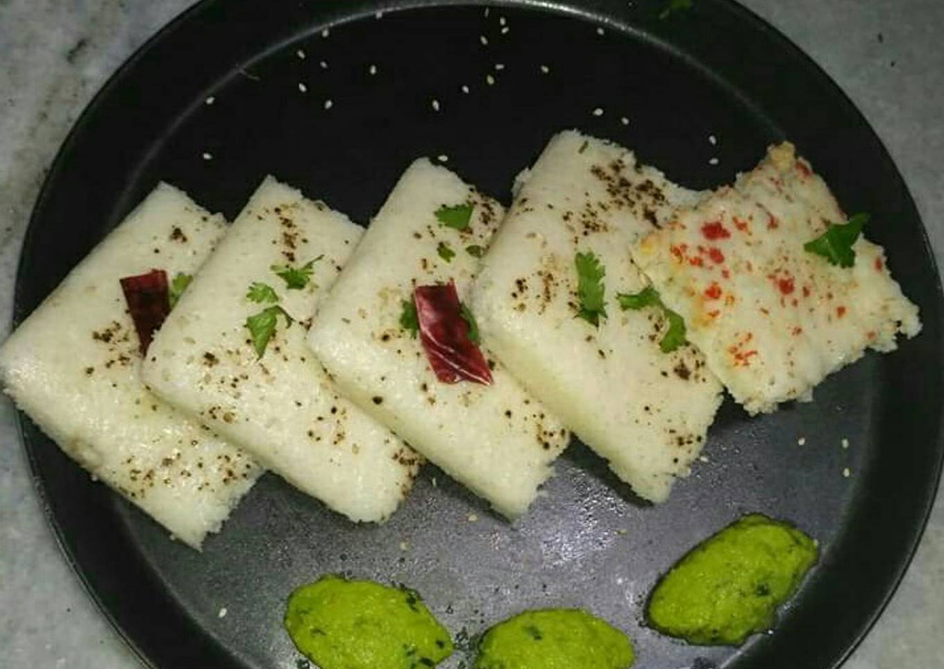 Surati Idada (white dhokla)