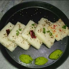 A picture of Surati Idada (white dhokla).