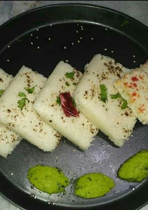 A picture of Surati Idada (white dhokla).