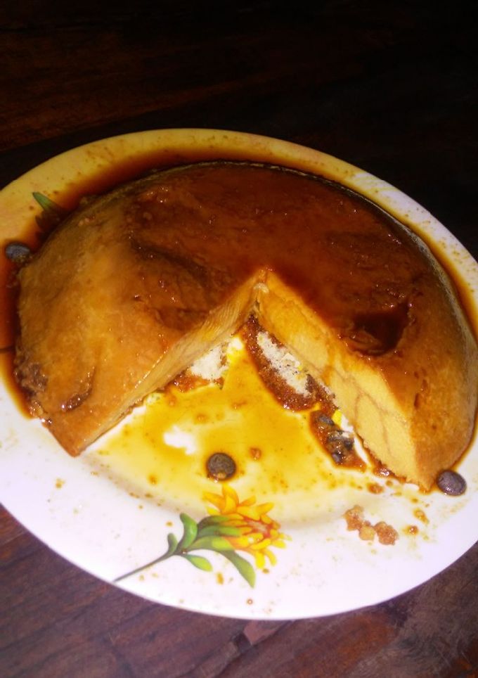 Una foto de Flan con caramelo vainillas y chip de chocolates