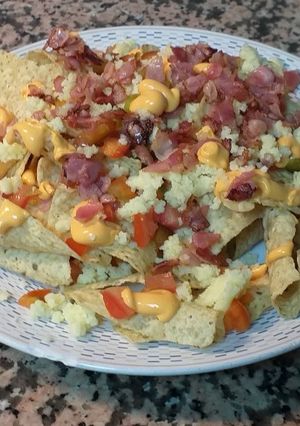 Una foto de Nachos con pico de gallo, queso y bacon mmm