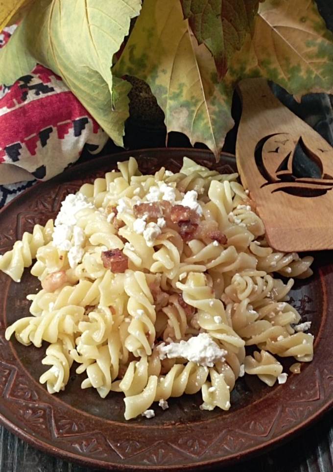 Макарони зі шкварками і сиром по-закарпатськи