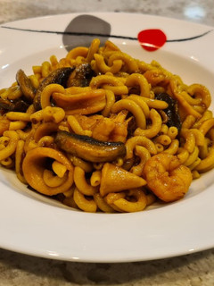Una foto de Fideuá de chipirones, champiñones y gambas