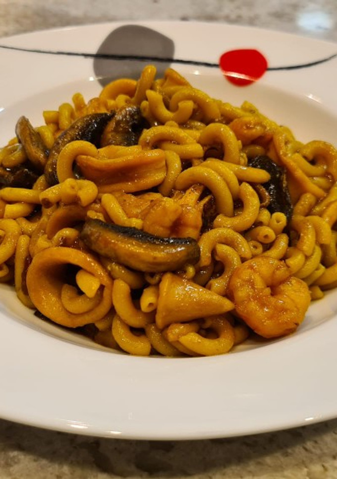Una foto de Fideuá de chipirones, champiñones y gambas