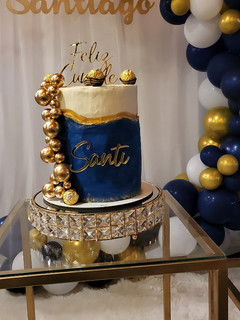 Una foto de Torta de cumpleaños azul y dorado