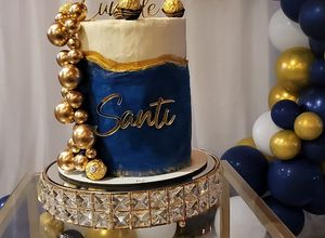 Una foto de Torta de cumpleaños azul y dorado