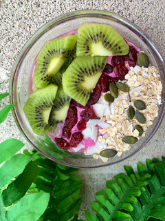 Una foto de Desayuno: bowl de frutas y proteína natural