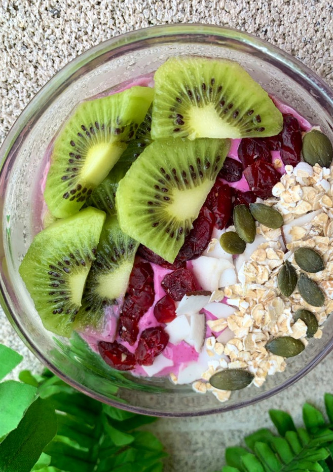 Una foto de Desayuno: bowl de frutas y proteína natural