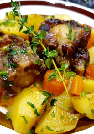 O poză a rețetei Coadă de vită cu legume la cuptor (tocană).