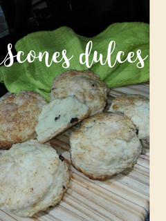 Una foto de Scones dulces con pasas de arándanos