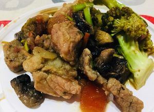 Una foto de Carne con verduras en salsa de soya