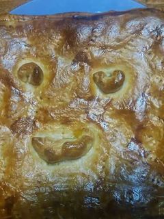 Una foto de Empanada de hojaldre de jamón y queso con tomate muy fácil
