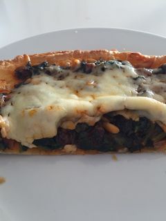 Una foto de Pastel de espinacas con pasas y piñones