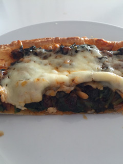 Una foto de Pastel de espinacas con pasas y piñones