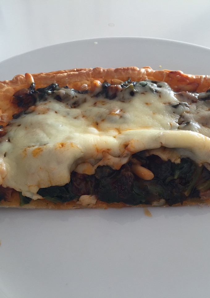 Una foto de Pastel de espinacas con pasas y piñones