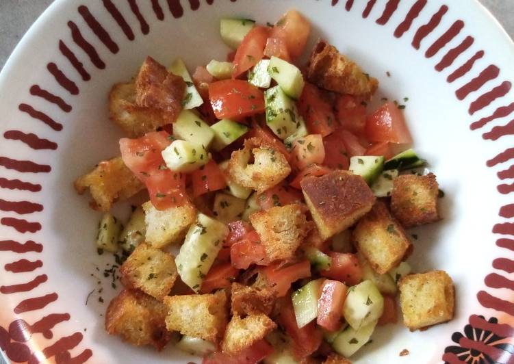 Panzanella Toscana con pane croccante