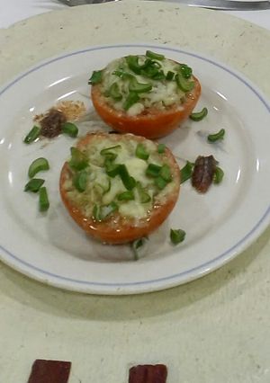 Una foto de Tomates Con Queso Parmesano, Ajo, Pan Y Anchoas
