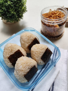 Foto resep Onigiri (nasi kepal) abon ayam