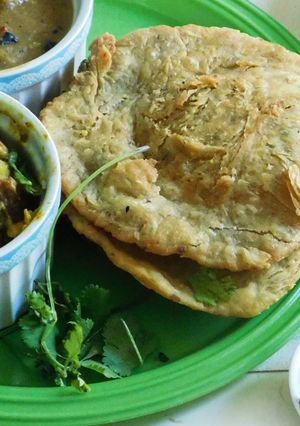 A picture of Lunch is served: South Indian Thali with Potato Masala puri, Kidney Beans Koottu, and Green Chutney.