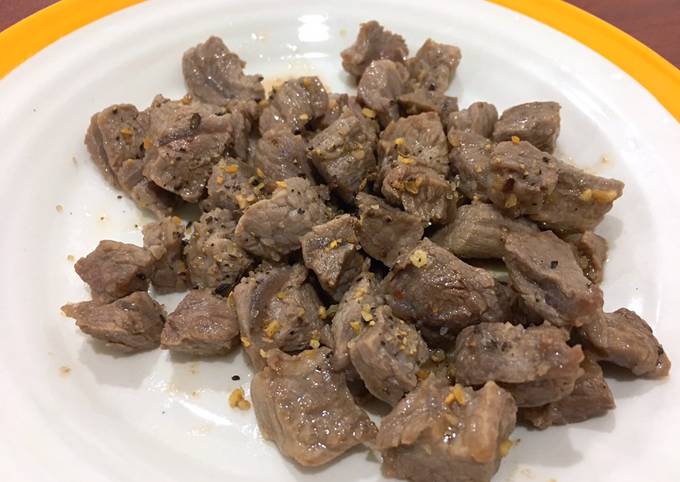สูตร เนื้อวัวผัดเนยเกลือพริกไทย โดย #kkเข้าครัว - Cookpad
