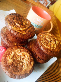 Una foto de Brownie de chocolate, crema de cacahuete y yogur griego