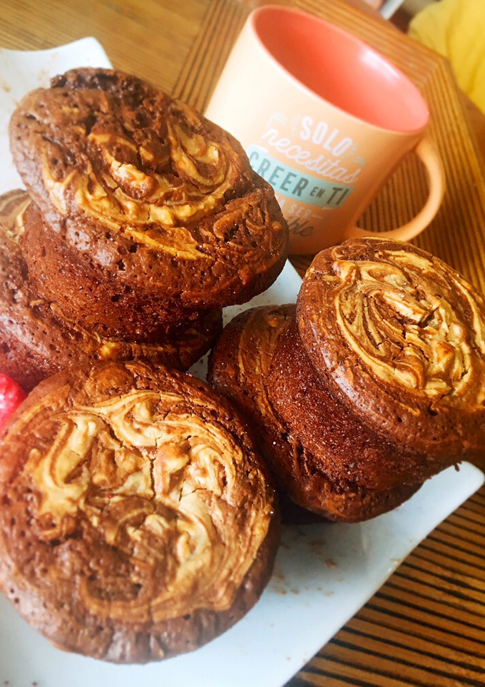 Una foto de Brownie de chocolate, crema de cacahuete y yogur griego