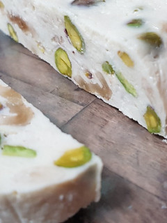 Una foto de Trampantojo de turrón. Turrón de queso camembert y frutos secos