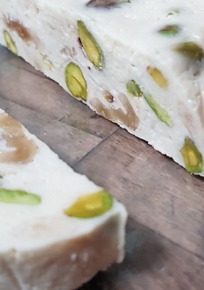 Una foto de Trampantojo de turrón. Turrón de queso camembert y frutos secos
